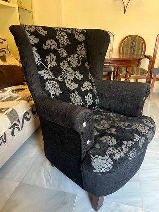 Butaca acolchada floral negra y plateada