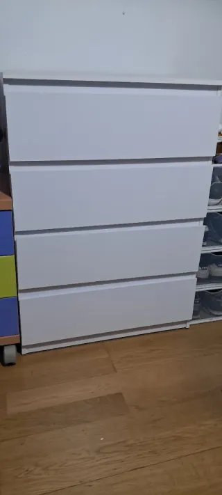 Cómoda blanca de madera