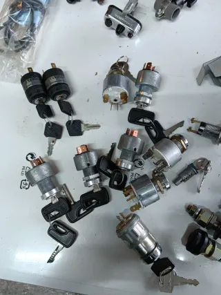 Componentes eléctricos Sanglas y genéricos.