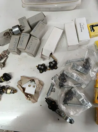 Componentes eléctricos Sanglas y genéricos.