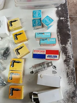 Componentes eléctricos Sanglas y genéricos.