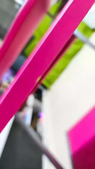 Escritorio infantil rosa con ruedas