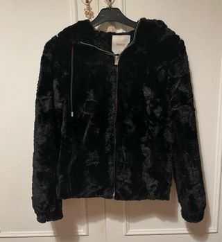 Cazadora pelo negra con capucha