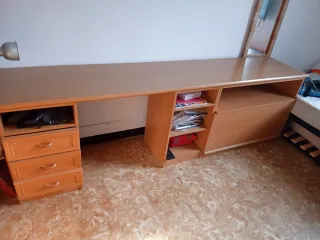 Escritorio con cajones, estanterías y arcón