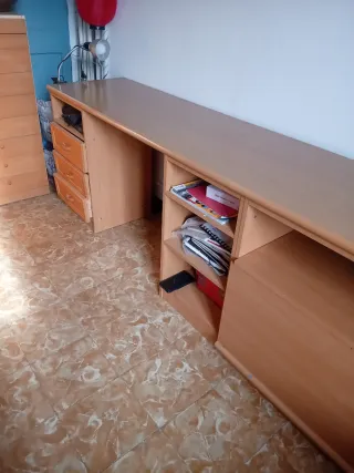 Escritorio con cajones, estanterías y arcón