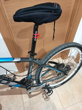 Bicicleta de Montaña Negra y Azul