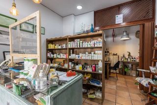 Local comercial en venta en Cervantes en Granada