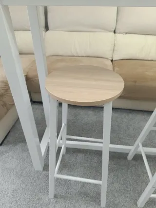 Mesa alta y 2 taburetes madera