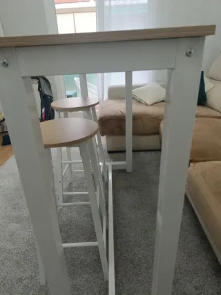 Mesa alta y 2 taburetes madera