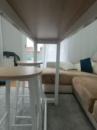 Mesa alta y 2 taburetes madera