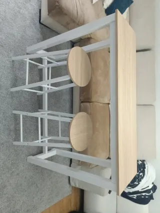 Mesa alta y 2 taburetes madera