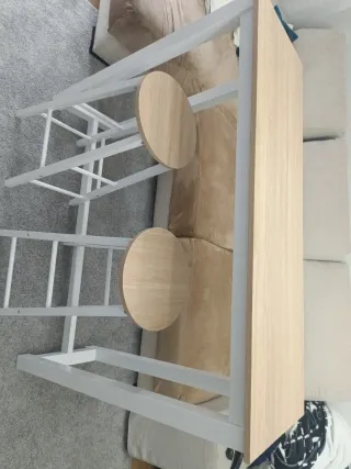 Mesa alta y 2 taburetes madera