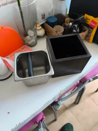 Contenedor para posos de café negro y plateado