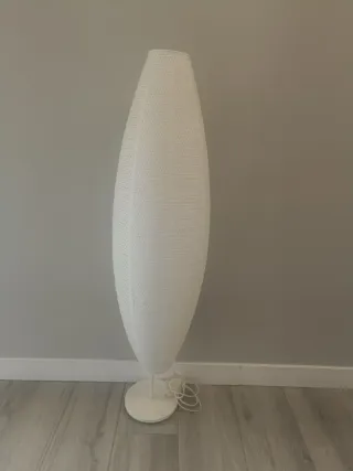 Lámpara de pie blanca ovalada