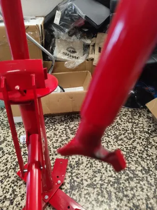 Desmontador de llantas coche rojo