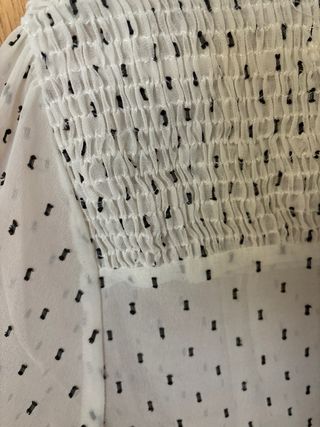 Blusa de mujer con cuello alto y estampado