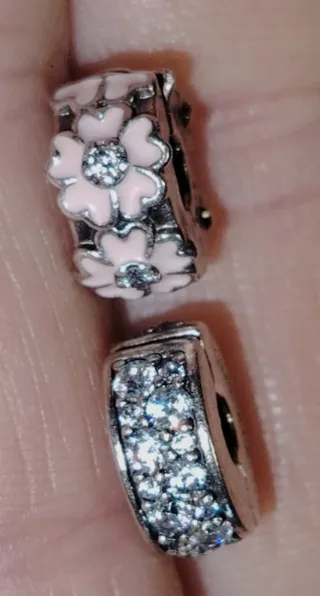 Due Clip Pandora Fiori Rosa e zirconi bianchi