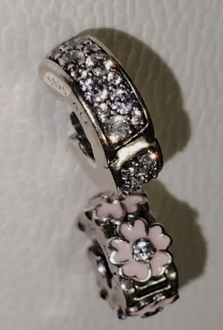 Due Clip Pandora Fiori Rosa e zirconi bianchi