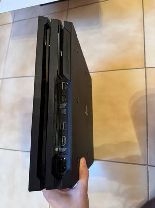 PS4 Pro Negra + Mando + 16 Juegos
