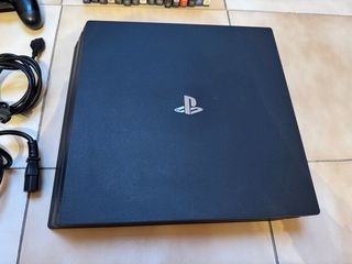 PS4 Pro Negra + Mando + 16 Juegos