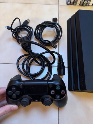 PS4 Pro Negra + Mando + 16 Juegos