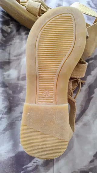 Sandalias niña con flecos beige. N°31