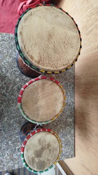 Bonghi africani artigianali in legno