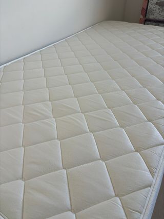 Cama: somier con colchón