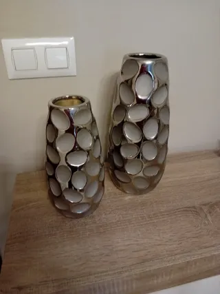 Jarrones decorativos plateados y blancos