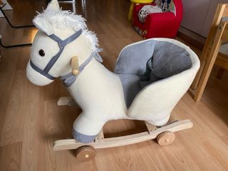 Caballito balancín y correpasillos