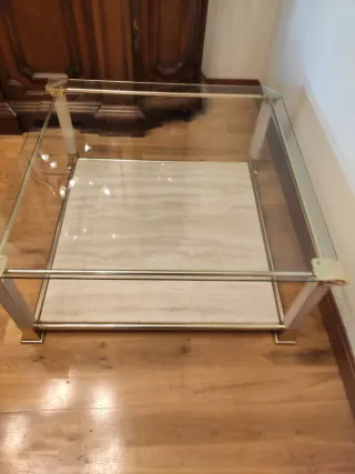 Mesa moderna y elegante salón. Marmol y cristal