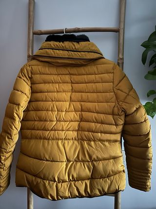 Anorak mostaza con cuello de pelo