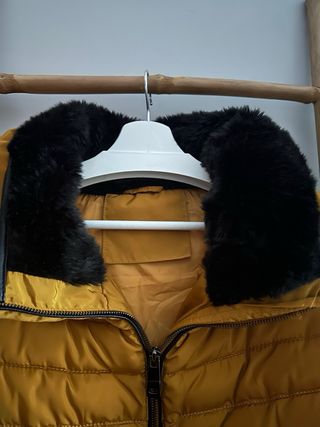 Anorak mostaza con cuello de pelo