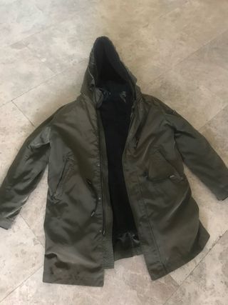 Parka Zara verde oscuro con capucha