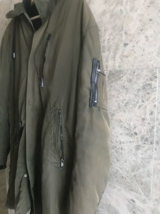 Parka Zara verde oscuro con capucha