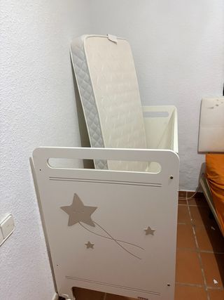 Cuna blanca con estrellas