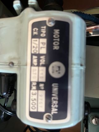 Máquina de coser Alfa antigua