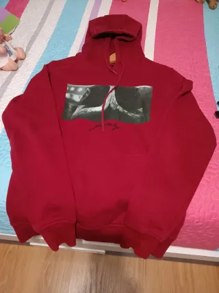 Sudadera roja con estampado pray talla XS !!!!