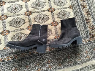 Botas negras con cremallera y suela gruesa