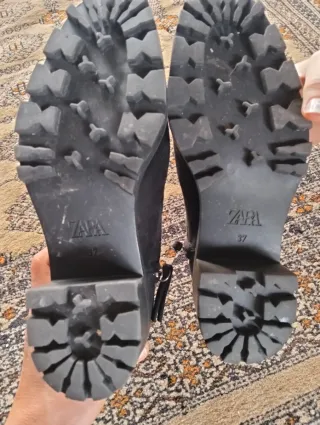 Botas negras con cremallera y suela gruesa