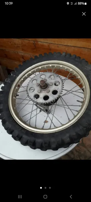 Rueda de moto con llanta y piñón