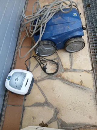 Limpiafondos piscina azul y blanco