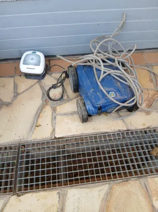 Limpiafondos piscina azul y blanco