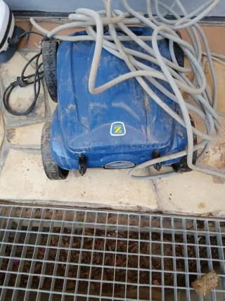 Limpiafondos piscina azul y blanco