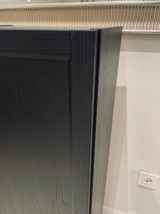 Librería madera negra