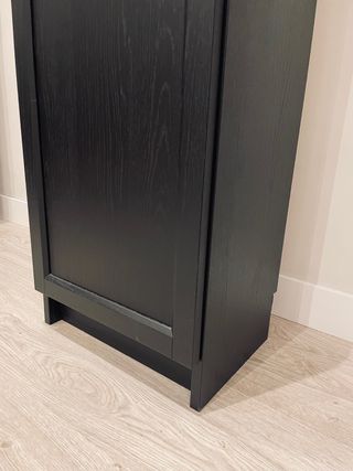 Librería madera negra