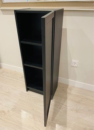 Librería madera negra