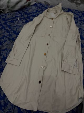 Camisa larga beige con botones dorados