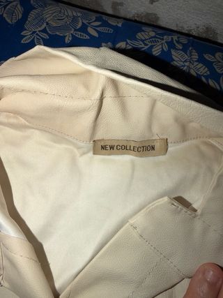 Camisa larga beige con botones dorados