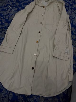Camisa larga beige con botones dorados